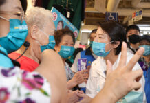 Candidatos a la alcaldía de Taipéi recorren calles y avenidas para solicitar el voto de los ciudadanos