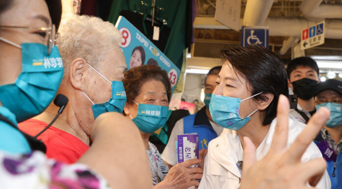 Candidatos a la alcaldía de Taipéi recorren calles y avenidas para solicitar el voto de los ciudadanos