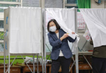 Президент Тайваня проголосовала на муниципальных выборах и на референдуме