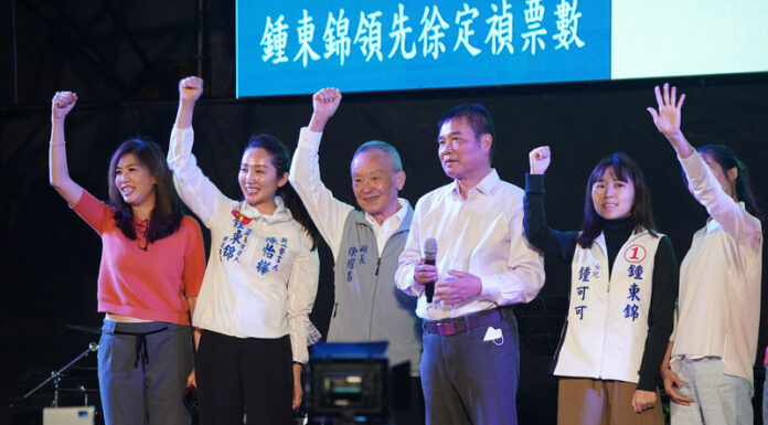 苗栗県長選、無所属の鍾東錦・候補が勝利宣言