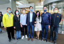 Le président du KMT se rend aux urnes en veste portant le logo du parti