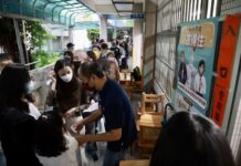 Kommunalwahlen: Wähler geben ihre Stimme ab