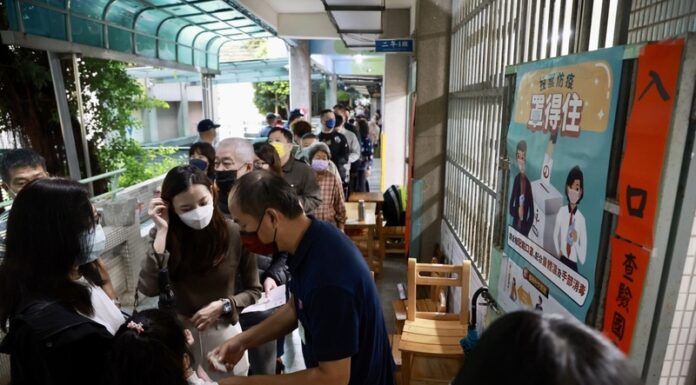 Kommunalwahlen: Wähler geben ihre Stimme ab