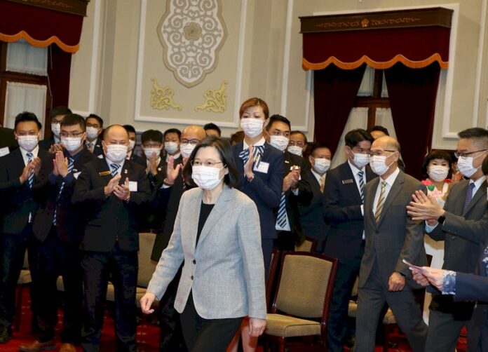 Les jeunes entrepreneurs montrent la voie de la responsabilité pour le droit de vote à 18 ans