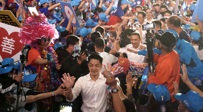 Puluhan Ribu Pendukung Ramaikan Malam Kampanye KMT