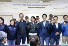 王鴻薇登記參選立委補選 向選民鞠躬致歉